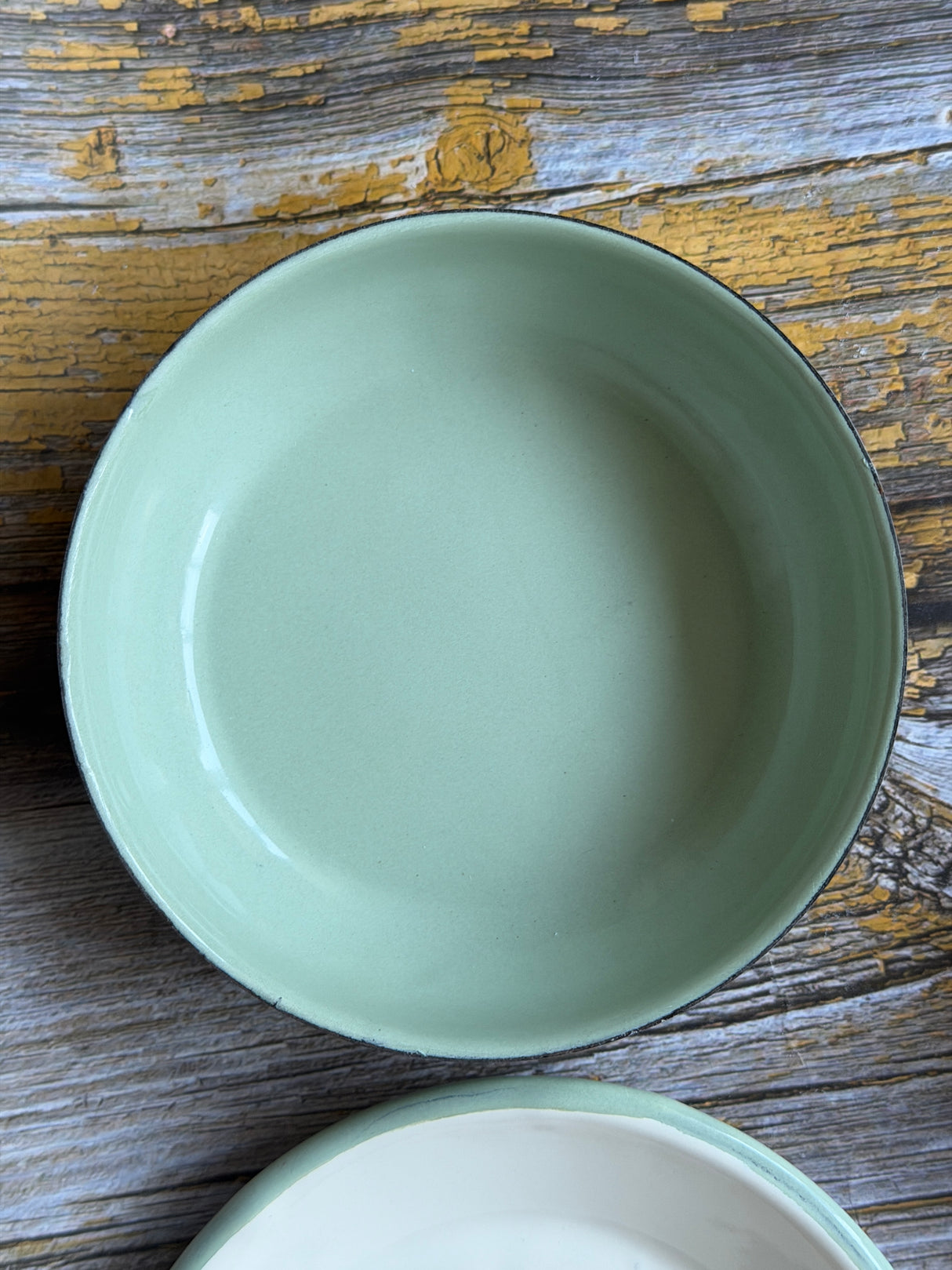 Sage & White 2 Part Round Enamel Soap Dish
