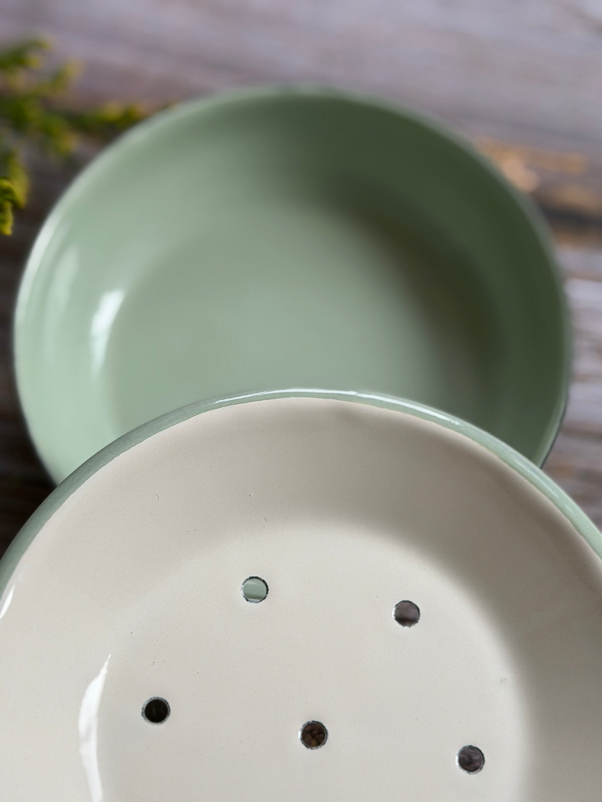 Sage & White 2 Part Round Enamel Soap Dish