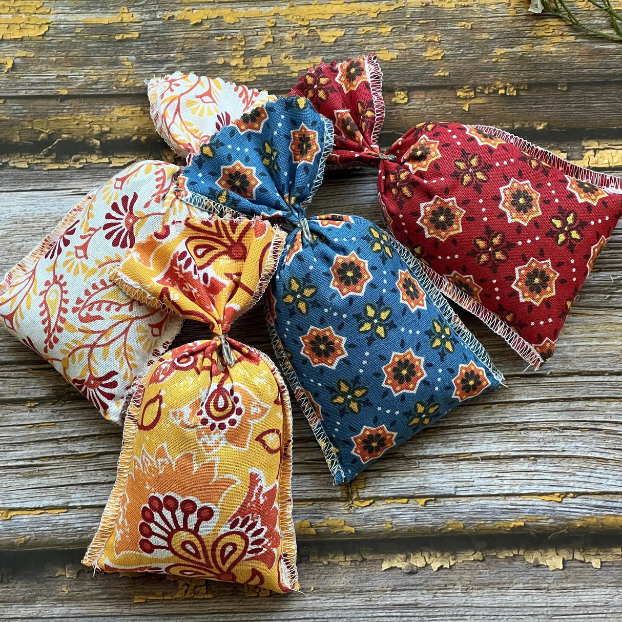 LE CHATELARD 1802 Lavender Sachets with Provence Lavender & Lavendin Flowers. 4 x 20g Sachets French Soaps UK